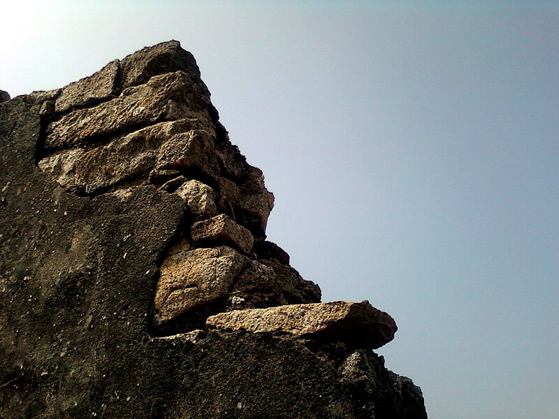 File:Ruined outer walls of Sri Rama temple on Bodhikonda.jpg