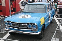 N.º 39 Prince Skyline 2000GT de carreras (S54R) que logró el 2.º puesto en el GT-11 de 1964 en el Circuito de Suzuka, conducido por Yoshikazu Sunako.[15]​