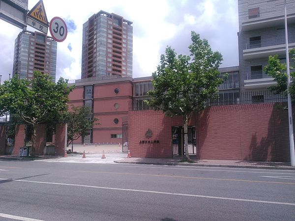 The Shanghai Japanese School (Pudong Campus pictured) is the only nihonjin gakkō in the world that offers senior high school classes.