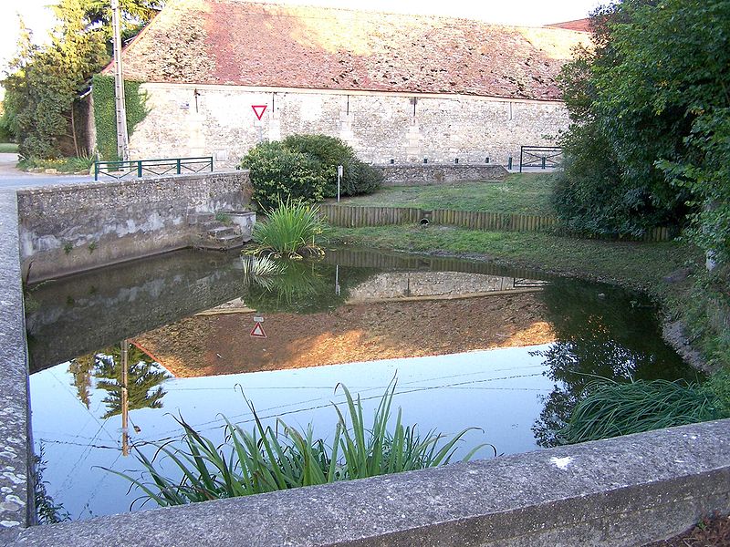 File:Saint-Germain-de-la-Grange Abreuvoir.JPG