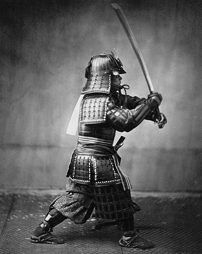 سامورایی زره‌پوش با شمشیر