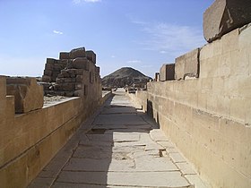 Arrivée de la chaussée devant le temple et la pyramide d'Ounas