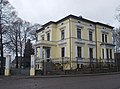 Fabrikantenvilla, mit Einfriedung und Toranlage