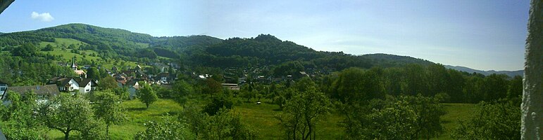 English: View over valley and village of Schlierbach, Odenwald, Hassia, Germany - view direction northeast Deutsch: Blick über den Ort Schlierbach und das gleichnamige Tal im Odenwald, Hessen - Blickrichtung Nordost