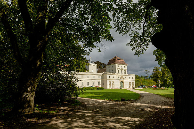 File:Schloss Ernstbrunn 8926.jpg