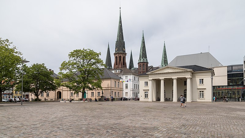 File:Schlossplatz in Oldenburg mit Lambertikirche und Wache.jpg