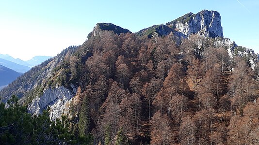 Blick vom Gipfel der Schlösselschneid nach Westen zur gegenüberliegenden Hörndlwand. Im Vordergrund der Zwischengipfel mit Südabbruch.