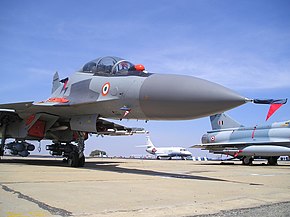 Un Soukhoï Su-30MKI indien en premier plan.