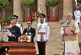 Modi lê die ampseed af as die premier van Indië, met president Pranab Mukherjee wat toekyk