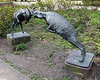 Skulptur Hohenstaufenplatz (Kreuz) Ziegen.jpg