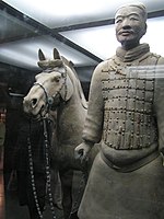 Cavaleiro da cavalaria em tamanho natural do Exército de Terracota, dinastia Qin, c.  século III aC