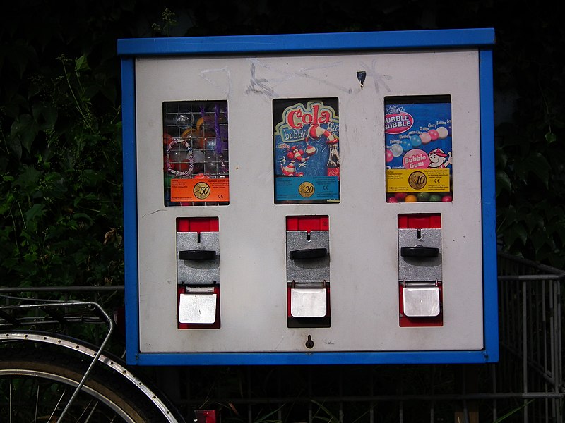 File:Spielwaren- und Kaugummiautomat Mannheim August 2012.JPG