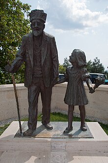 Statuo de la lasta turka Gallipoli-pluvivanto, Hüseyin Kaçmaz kun lia grandaŭghter.jpg