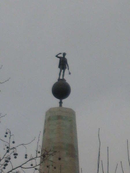 File:Statue on top of the offices on the north side of Finsbury Square, EC2 - geograph.org.uk - 1122227.jpg