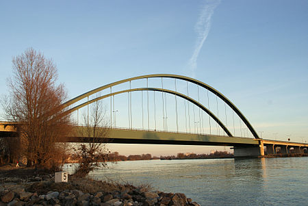 Straßenbrücke über die Donau bei Schwabelweis 2011