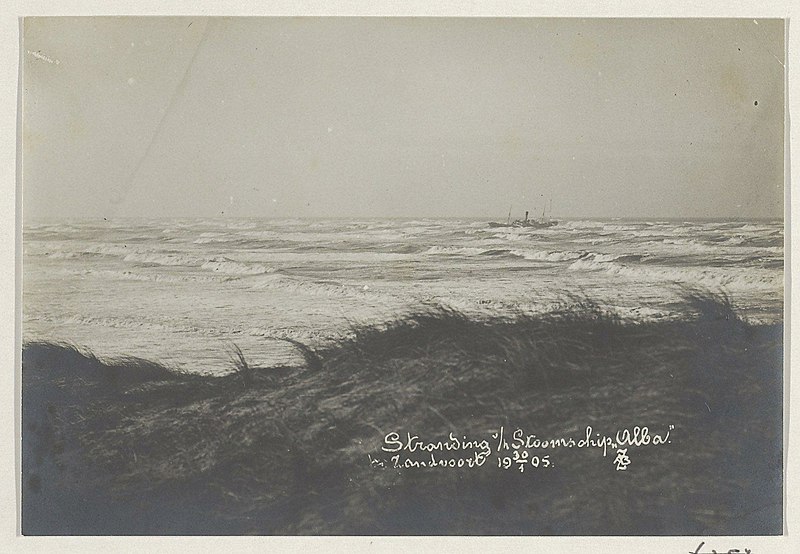 File:Stranding van het stoomschip Älba op 30 januari 1905, Inventarisnummer NL-HlmNHA 24143.JPG