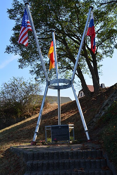 File:Strehla.Denkmal Die Begegnung an der Elbe 2018.-012.jpg