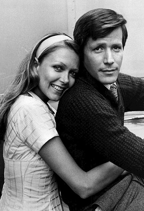 Susan Blakely and Peter Strauss as Rudy Jordache and Julie Prescott