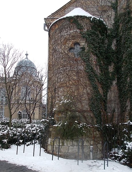 File:Szent László kápolna, kerékpártárolók, 2018 Városliget.jpg