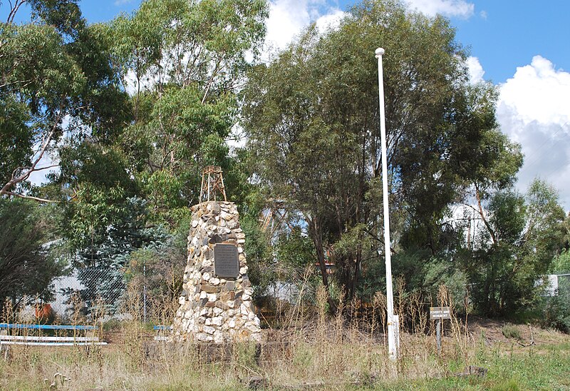 File:Tarnagulla Poverty Mine Monument.JPG