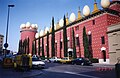 Das Theater und Museum Gala Salvador Dalí in der Stadt Figueres in Spanien. Auf dem Dach sieht man große Eier.