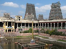 Gopura et piscine d'eau du temple Meenakshi