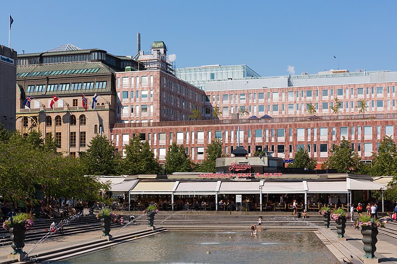 File:The pond at the northern part of Kungsträdgården, Stockholm.jpg