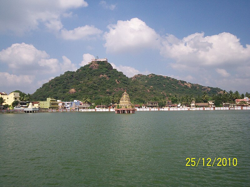 File:Thirukalukundram Sangutheertham and Hill Temple.jpg