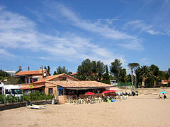 La plage de Camp Long et son restaurant au pied du Dramont