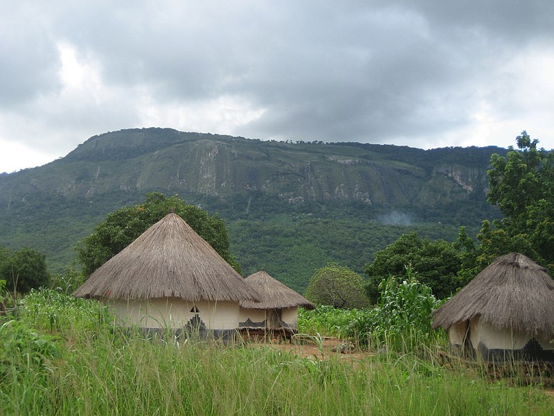 File:Traditional round houses in Manica (4419157639).jpg