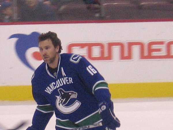 Linden during a pre-game warm-up in November 2007