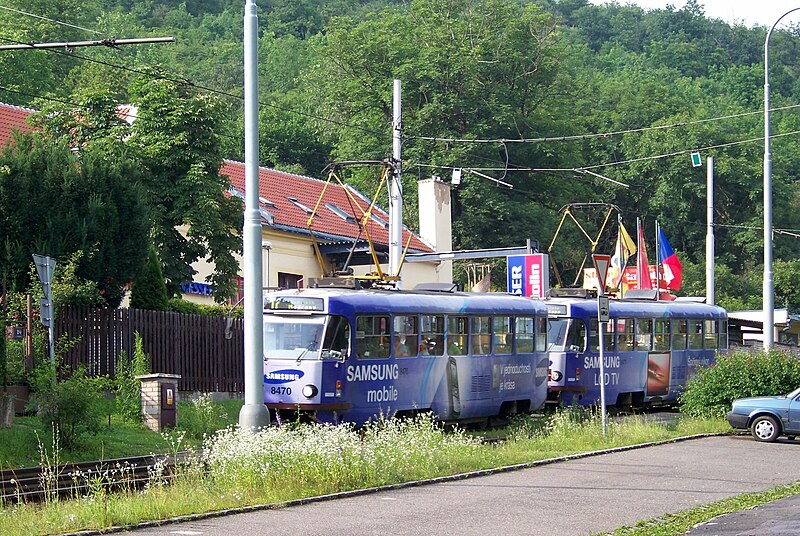 File:Trojská, tramvaj s reklamou Samsung.jpg