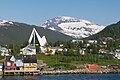 Ansicht der Eismeerkathedrale mit dem Tromsdalstinden im Hintergrund