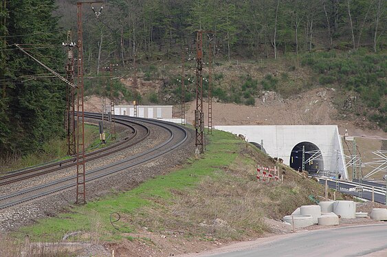 new tunnel (right) replacing the old line (left)