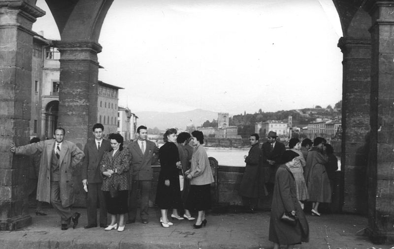 File:Turisti Ponte Vecchio Firenze 4.jpeg