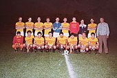 Mauro Amenta (il primo in alto a destra) e Maurizio Amenta (in basso al centro con il pallone) durante un torneo estivo con il Tuscania Calcio nel 1977-1978.