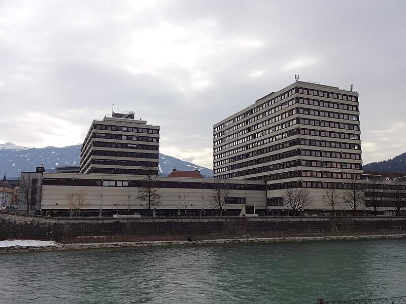 File:Uni Innsbruck Campus Innrain 02.jpg