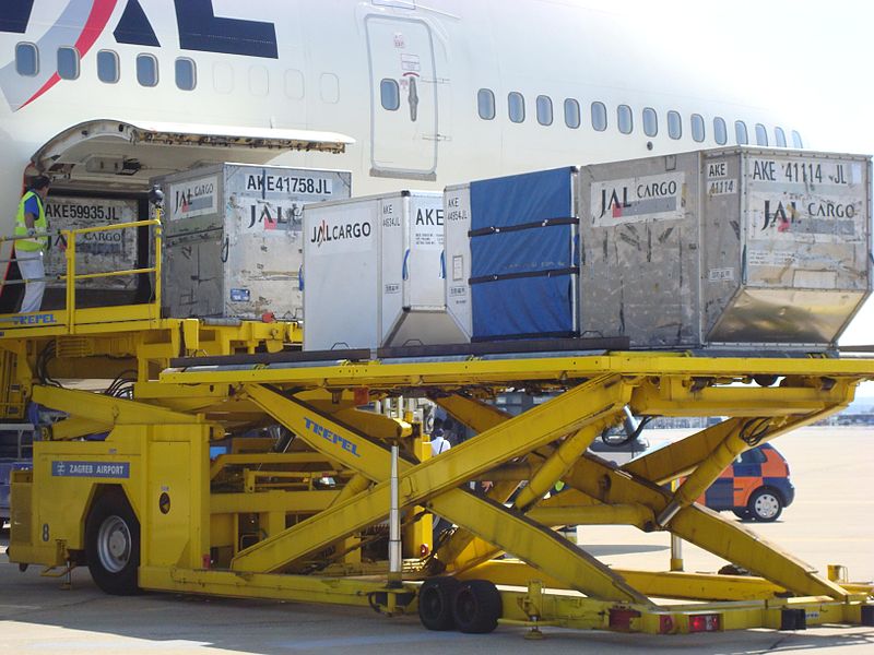 800px-Unloading_JAL_747.jpg