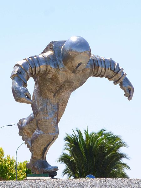 File:Valdemoro - Glorieta del Universo, 'Astronauta', de Francisco Leiro 2.jpg