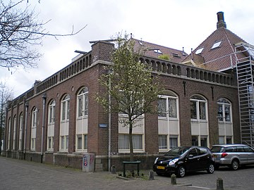 Veeartsenijstraat hoek Gilstraat met voormalig gebouw van de Faculteit der Diergeneeskunde van de Rijksuniversiteit