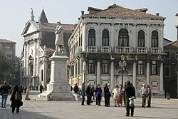 A monumentális Niccolò Tommaseo szobor a velencei Campo Santo Stefano téren a Loredan palota közelében