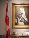 Libro de honor y retrato oficial de la reina Victoria en un edificio federal de Ottawa