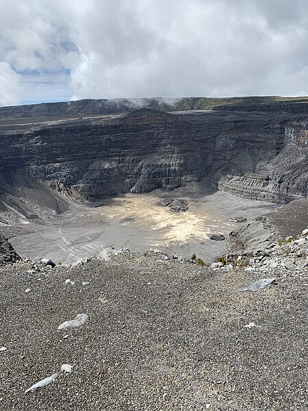 File:Volcan Karthala vue du grand cratere 13 août 2019.jpg