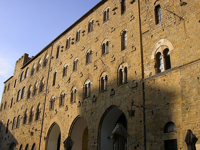 File:Volterra-palazzo11.jpg