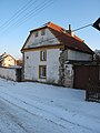 Čeština: Fasáda domu ve Vrbičanech. Okres Kladno, Česká republika. English: House fasade in Vrbičany village, Kladno District, Czech Republic.