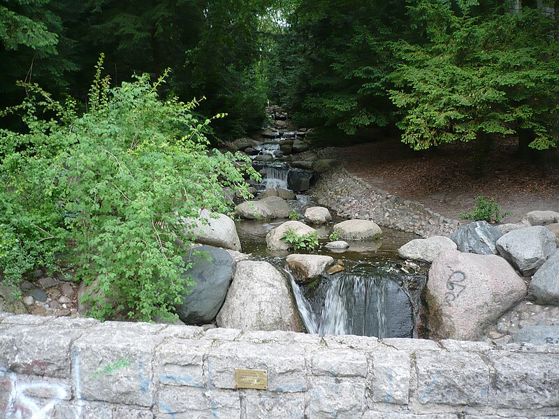 File:Wasserfall Steinbergpark.jpg