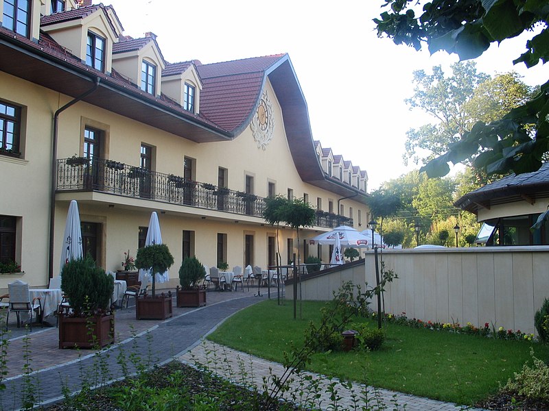 File:Wieliczka hotel.jpg