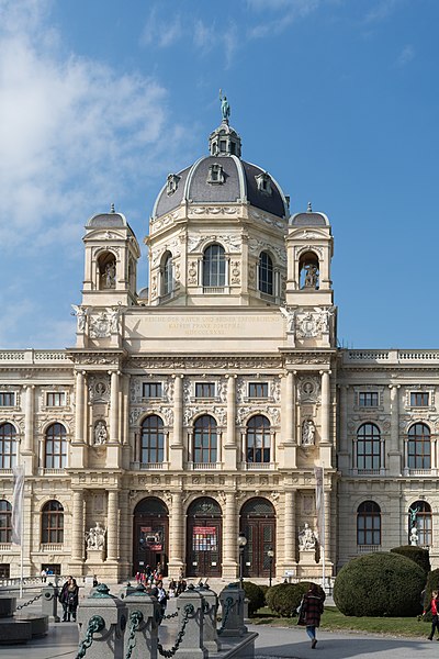 File:Wien Museumsplatz Naturhistorisches Museum Risalit.jpg