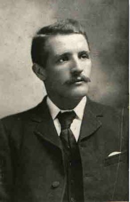 William McMaster Murdoch, photograph taken before 1911.jpg