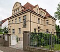 Villa mit Einfriedung, Wegepflaster und Vorgarten